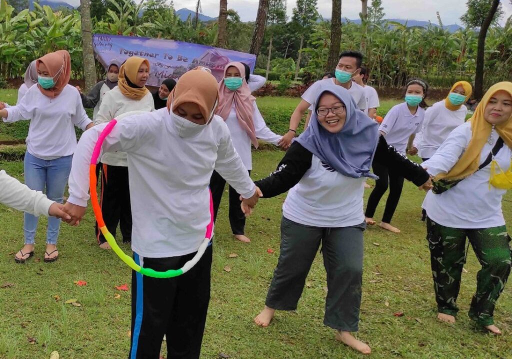 fun outbound games hula hup